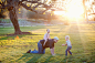 人,休闲装,户外,25岁到29岁,金色头发_165868461_Dad playing with kids in park._创意图片_Getty Images China