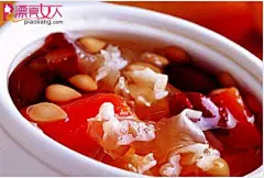 黑豆花生红枣丰胸汤
材料：黑豆，花生，红枣各半斤，冰糖依个人喜好，水适量。
　　做法：1.黑豆和花生洗净用盐水包一晚，再以清水洗去盐份；
　　　　　2.材料全部放入锅中加水盖过材料煮焖；
　　　　　3.凉后放入冰箱早晚各吃一碗，切记一定要喝冰冻的哦。