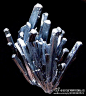 辉锑矿跟方铅矿（方块）的颜色一样，都是铅灰色，金属光泽，但辉锑矿一般会发育成柱状的晶体，晶面上可以观察到平直的条纹，有时表面会有蓝色的锖色（氧化后的假色）。