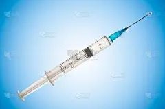 注射器靠近蓝色背景