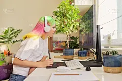 少女艺术家在耳机上使用图形平板电脑绘图