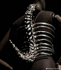 可穿戴的「脊椎骨」。

——英国珠宝品牌Shaun Leane为Alexander McQueen的1988年春季时装系列设计的「脊椎」束腰。骨骼分明，质感凌厉，尾椎如燕尾服下摆般翘起。

#MTM潮流# #珠宝设计# #时尚设计#  设计美学超话

(Photos: VAM; MET Museum; Sotheby's; Steven Klein.) ​​​​