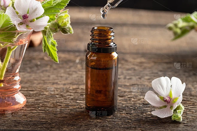 一滴掉进棉花糖根酊剂的瓶子里素材-花瓣网