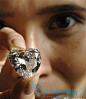 佳士得拍卖行工作人员展示一颗重37.01克拉的心型无暇钻石@北坤人素材