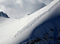 6.11 雪上之迹：加拿大滑雪
在加拿大不列颠哥伦比亚省的布加布斯（Bugaboos），从事直昇机滑雪运动的玩家在粉雪上滑出新的痕迹。这片山脉属于加拿大洛矶山脉的一部分，广受那些喜爱到偏远地带探险的滑雪者和登山客欢迎。