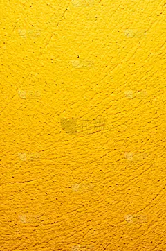墙漆成黄色，有明显的灰泥纹理