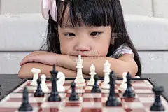 疲惫的亚洲中国小女孩在家下棋