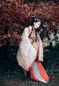 帘外飞花，君子如玉无暇。
林下骑竹马，当时年少，怎知离别话。
一曲相思，咫尺天涯。
与君年年岁岁，闲敲云子落灯花。

出镜/司音儿