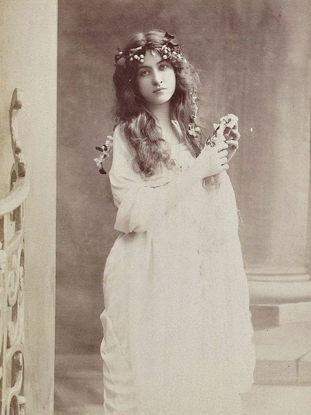 【Maude Fealy和花】
太美了，...