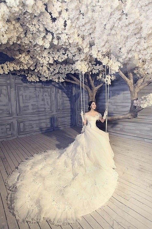 穿着婚纱，花树下荡秋千，真是幸福至极！ ...