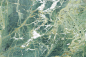 绿色大理石纹理与轻的静脉。完美的背景或瓷砖自然模式 