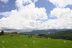 青山绿水，蓝天清朗的自然风光