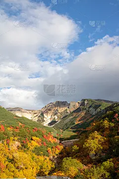 秋天五彩的山峰