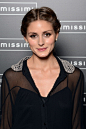 Olivia Palermo 在夏季穿黑色而不显沉闷的要点是，选择更加轻盈的材质，如olivia的这款黑色透视衬衫。olivia搭配了藏蓝色花朵边短裤，用红色包包提亮全身，格子高跟鞋呼应衬衫领口的珍珠格子边，而复古的编发使这身穿搭名媛范儿十足。