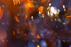 晚会散景在黑色的背景上闪闪发光