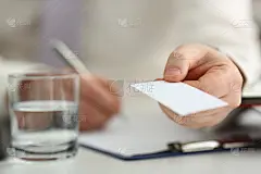 西装男臂给客人空白名片