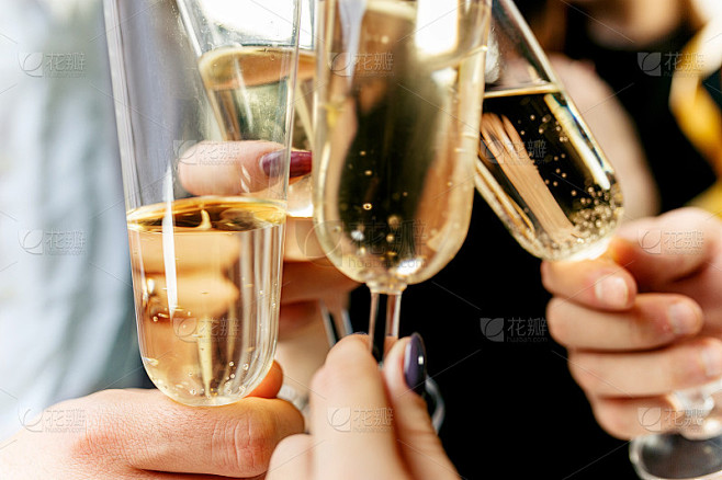 庆祝。手握香槟和葡萄酒举杯祝酒。