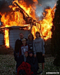 一家人看到房子失火，无法灭火， 干脆全家来张合影。生活就该这样，坦然面对生活，才能活出精彩。