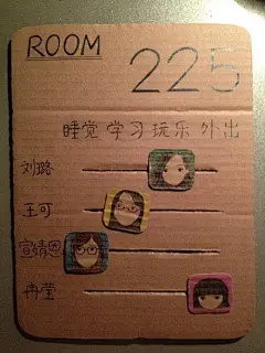 创意的大学生用硬纸板做的寝室门牌@北坤人素材