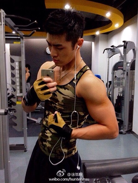 徐浩瀚身材一级棒英俊帅气又有才有这样的蓝朋友是很多人梦寐以求的吧