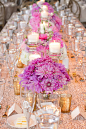 餐桌布置上，桌布选用了白底金色亮片的样式，色彩比较浓的枚红色大丽菊做桌花，搭配白色蜡烛，精致又浪漫。