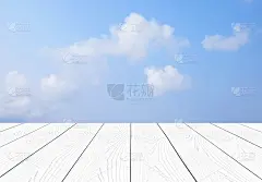 白色透视木材在蓝天背景，产品显示蒙太奇