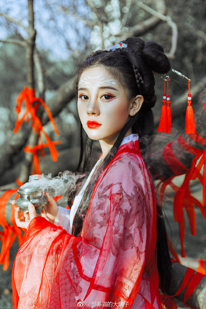 蒹葭苍苍， 白露为霜。 所谓伊人， 在水一方， 溯洄从之， 道阻且长。 溯游从之， 宛在水中央。 蒹葭萋萋， 白露未晞。 所谓伊人， 在水之湄 ...