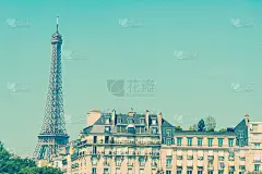 以埃菲尔铁塔为背景的优雅建筑