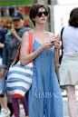 当地时间6月14日，安妮·海瑟薇 (Anne Hathaway) 身穿宽松牛仔连体裤在纽约出街。