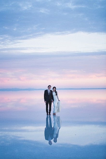 美国一对夫妇在犹他州邦纳维尔盐碱滩，拍摄...