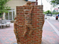 如果城市中还有这样的砖头 - 视觉同盟(VisionUnion.com)记得小时候，我们走在街头小巷中还能看到那些裸露着砖头的建筑，和一块块烧制的红土砖，随着城市越来越大，砖头已几乎见不到。北卡罗莱纳州的艺术家斯宾塞·布拉德用他独特的设计“砖雕”，让这些裸露的砖头依然矗立在城市中。我们找到许多他创造的有趣的砖雕作品。
　　艺术来源于生活更要回归生活，因此斯宾塞·布拉德将精心雕琢的作品摆在了市中心。他似乎不在乎风吹日晒对砖雕的磨损，对他来说，设计带来的快乐还有与他人共享的欣喜才是艺术最好的馈赠。