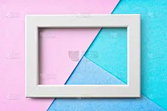 白色木框架，蓝色和粉红色的纸