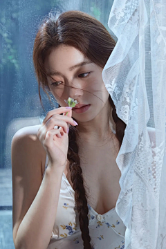 大雨不湿心゜采集到美女模特/精修写真/人像摄影/光影参考/动态姿势