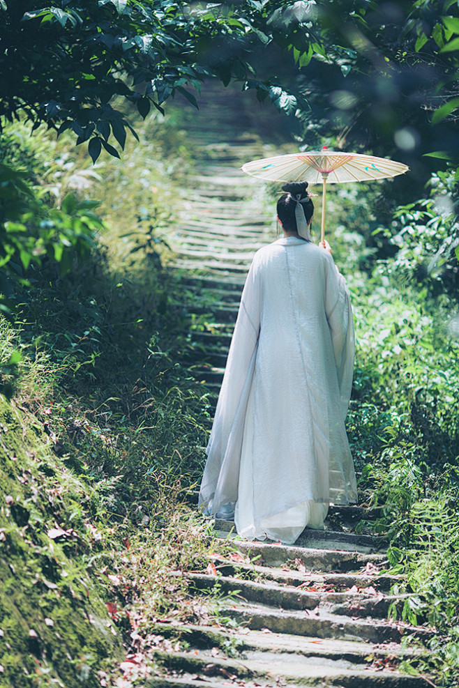 千里草，萋萋尽处遥山小。遥山小，行人远似...