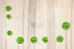 永生花心拼贴构图在木桌上