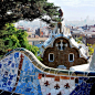 古埃尔公园   Parc Guell / Parque Güell       
 

古埃尔公园是一个开放式的空间，不管是石阶、石柱和弯曲的石椅上都充满了各式的马赛克，全由磁砖拼贴而成，色彩灿斓，让人有身处梦境之感。最精华区为主要入口处的石阶，石阶上有一著名的马赛克蜥蜴。