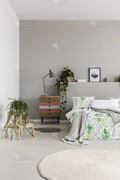 两个物体,清新,灰色,床,床上用品,小毯子,灯,室内,毯子,柜子