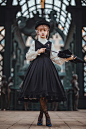 Lolita推荐 | 日常款洛丽塔 · 纯黑色 · 国牌 : Lolita是一种在上世纪90年代逐渐形成的亚文化。对设计感兴趣的你，也许能从衣服的细节中，获得一些乐趣。不妨尝试一下？