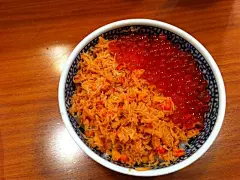 新鲜的鲑鱼卵加上~~应该是蟹肉吧！好像这个季节正是鲑鱼卵成熟季，每一颗咬下去都会滋滋爆浆，溢出的汁水充满了海的味道，还带一点油性，无半点腥味，真是吃过最好吃的鱼卵了。另一边的蟹肉也很入味，这一碗真正是美味！,wtt0609