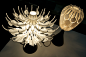 灵感源于大自然中的花开花落，这款花朵台灯的“花瓣”可以慢慢展开，灯光也会随着“花瓣”的展开而变强。

看似简单，但这款台灯采用了3D打印技术，也就是说整个灯罩是一次成型、连为一体的，包括花瓣之间的连接部分，将3D打印技术推向了新的高度。

设计：Patrick Jouin