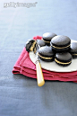 饼干,曲奇,食品,甘草糖,甘草糖_gic7622208_Macaroons with licorice cream_创意图片_Getty Images China