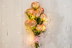 大理石背景上的粉色玫瑰花束和大气的花环，这是一个概念礼物为您心爱的节日背景，周年，婚礼，情人节。平的