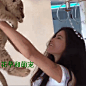 小豹子尿了，你不赶紧放下来，在那干嘛呢？