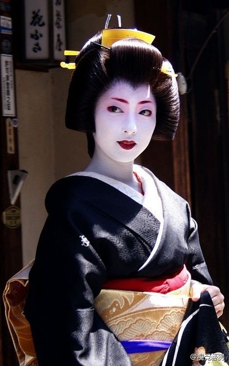 日本艺伎geisha产生于17世纪的东京和大阪最初的艺伎全部是男性而游走