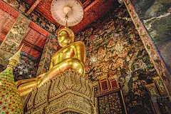 佛教金像上的艺术历史背景图案在泰国寺庙。