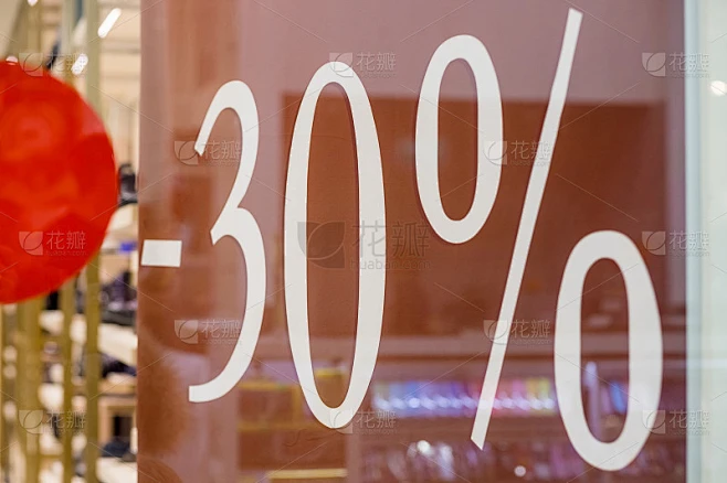 大减价30字购物中心墙柱，散景购物中心。商场促销50%的商店橱窗销售。折扣的概念。冬天,赛季中期销售