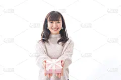 年轻女子送盒子