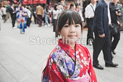 亚洲女孩穿着红色和服#日本# #日本旅游# #京都# #寺庙# #金阁寺# #神社# #鸟居# #出境游# #和服# #浴衣# #艺妓# #能剧# #寿司# #日本料理# #熊本城# #日本樱花# #浮世绘# #和风壁纸# #日本和果子# #日本相扑#