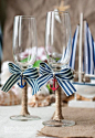 把船锚装饰在你的婚礼上，25个超棒的创意！+来自：婚礼时光——关注婚礼的一切，分享最美好的时光。#海军风酒杯# #条纹#