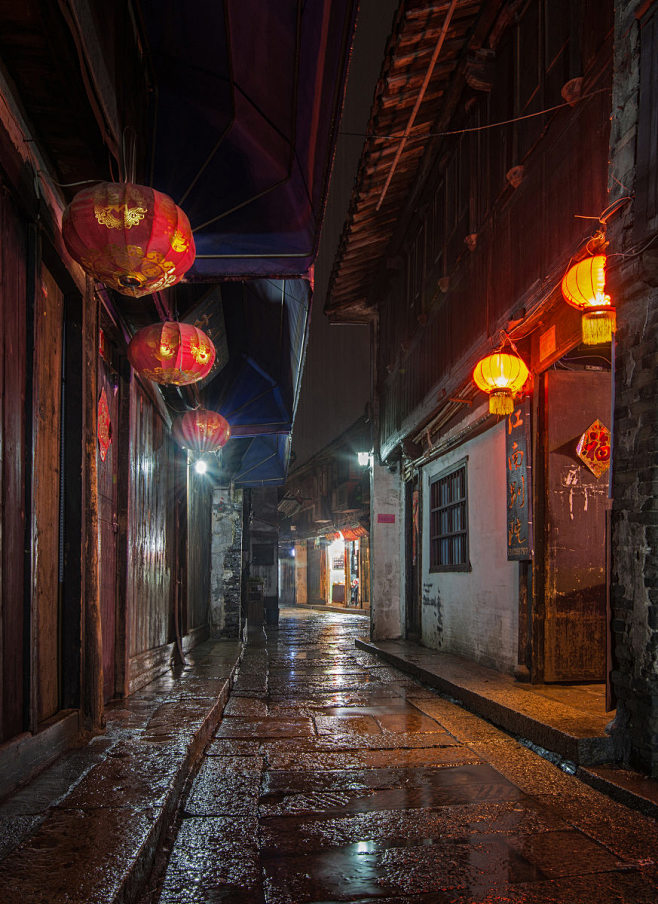 江南古镇的雨夜，宁静，梦幻，如诗，如画。...